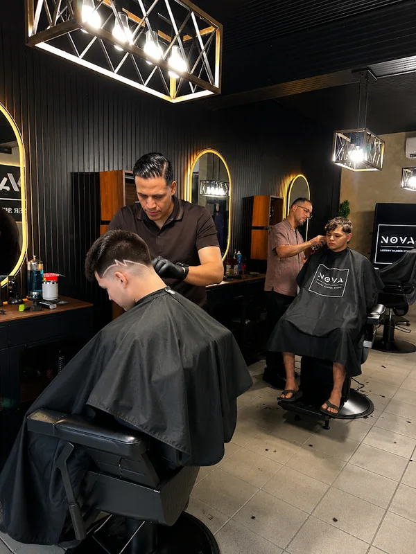 Galería: dos barberos trabajando